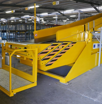 Accelerated unloading of parcels at DHL in Beek thanks to the use of new telescopic boom conveyors